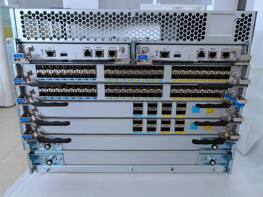 Osiem pionowych gniazd kasetowych Brocade X6-8 Director Gen6 Fibre Channel 16U Licencja Brocade POD